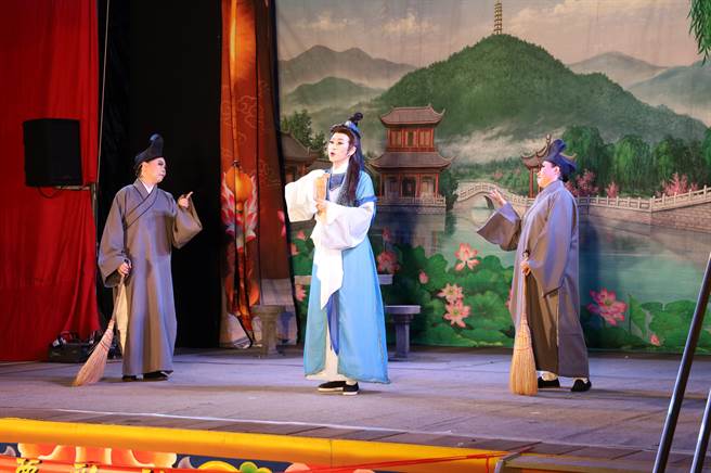 新竹县政府文化局举办竹风县艺系列活动，邀请许多知名戏曲团体前来演出。（新竹县府提供／邱立雅竹县传真）