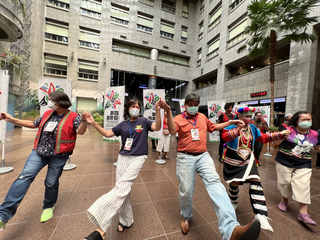 9月10日將在大安森林公園露天音樂臺，舉辦第二屆原住民林班歌大賽，也加碼總獎金12萬，號召更多高手一起來演唱林班歌，以定居臺北的都市原住民，在工作、思念家鄉及都市生活與傳統習俗的衝擊下，以傳唱的林班歌保存著這樣的拼搏精神。(台北市原民會提供)