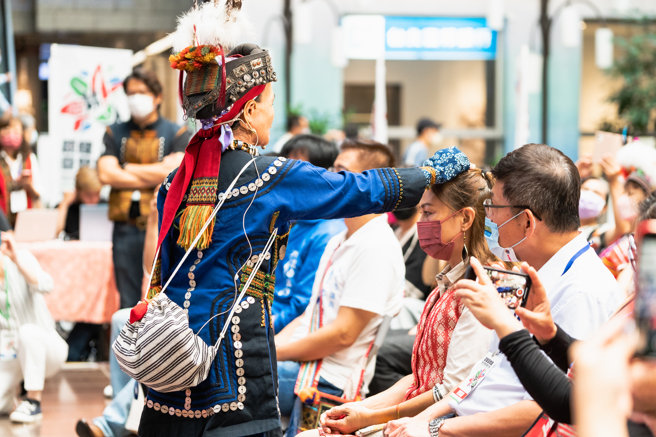原住民耆老特地會場替來賓進行祈福儀式。(台北市原民會提供)