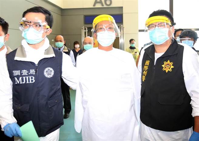 涉嫌非法吸金的秦庠钰（中）在调查局及刑事局干员押解下，从曼谷搭机返台。（本报资料照片）