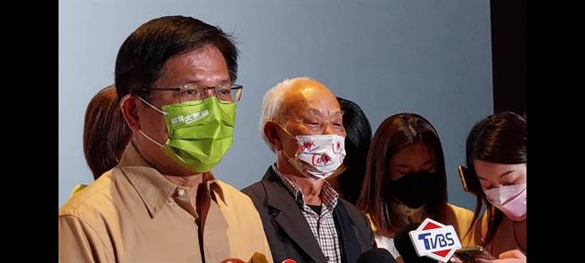 民進黨新北市長候選人林佳龍（左）再度邀新北長侯友宜辯論，要他不要閃躲。（陳慰慈攝）