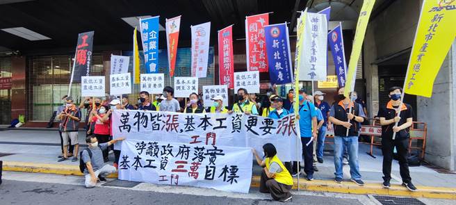 工斗认为，如果要在蔡政府任内应达成基本工资新台币3万元「梦想」，则今年基本工资应上调至新台币2万8000元。（林良齐摄）