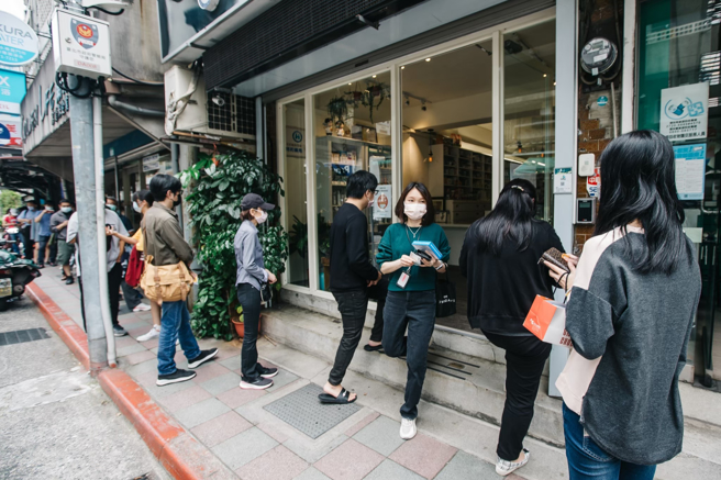 專家分析，如果每天有2萬人確診，到年底至少會有300萬人染疫，加上1.5到2倍黑數，恐怕會有500到600萬人確診，指揮官王必勝認為「應該不會這麼多」。（圖／示意圖，記者郭吉銓攝影）