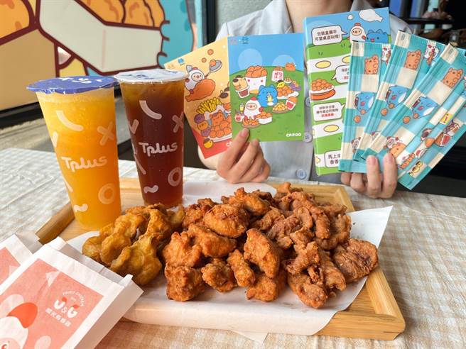 继光香香鸡与咖波携手推多款联名周边，消费满额再赠Ｑ萌口罩。（继光香香鸡提供）