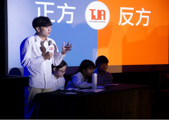 在「我国校园中不适任教师的惩处应不应纳入学生意见」的观点简报，正方队伍不仅设计了精准的排版、动画，更调整了自己上台的姿态，阐明现况相关法规的规定、立法目的，以及学生意见的重要性，让原本复杂难懂的议题变得贴近生活。(照片/TJA诸其林学校提供)