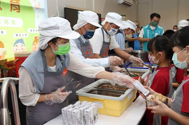 徐耀昌等人也关心新落成的中央厨房情况。（苗栗县政府提供／李京升苗栗传真）