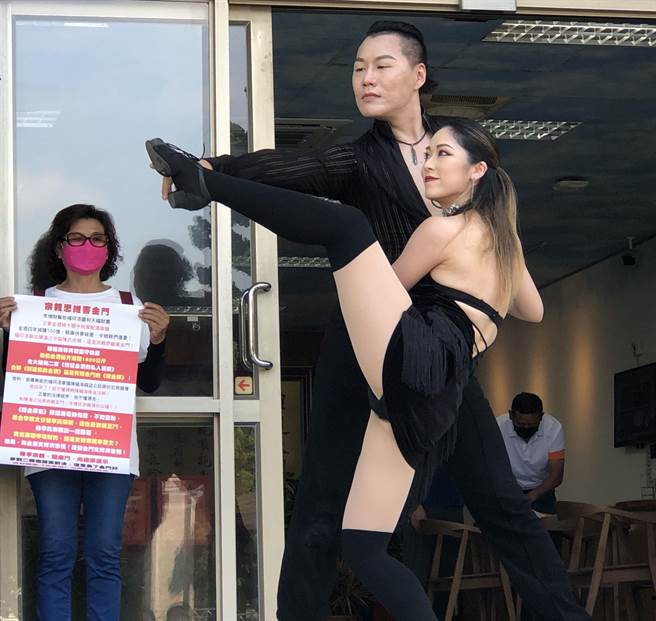 台南夢想舞蹈團的創辦人王翔老師、蔡孟芮老師也在縣府大門口連跳3支國標舞，為3度叩關進軍縣府的洪志恒站台打氣。（李金生攝）