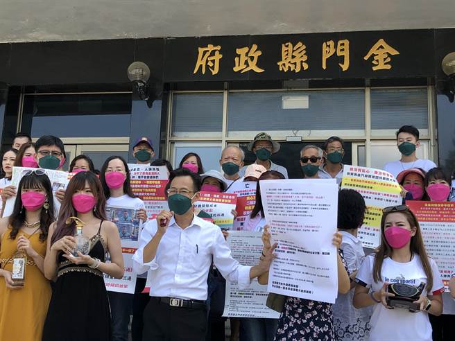 洪志恒強調，當選後一定要做到防假酒、救金酒，顧好金門的「金雞母」，讓金門鄉親翻身過好日子。（李金生攝）