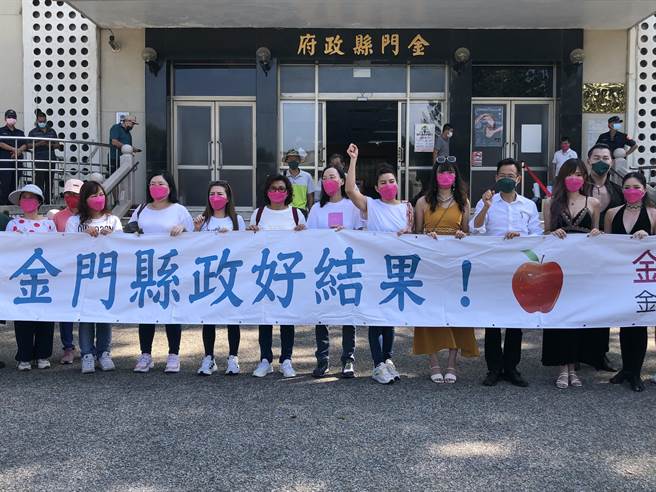 洪志恒今天在台南夢想舞蹈團和30位友人的陪同下，第3度登記競選金門縣長。（李金生攝）