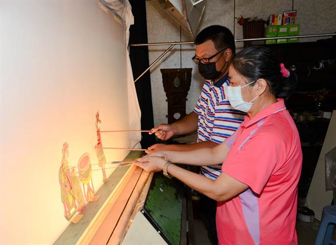 永兴乐皮影剧团成员表演皮影戏。（林瑞益摄）