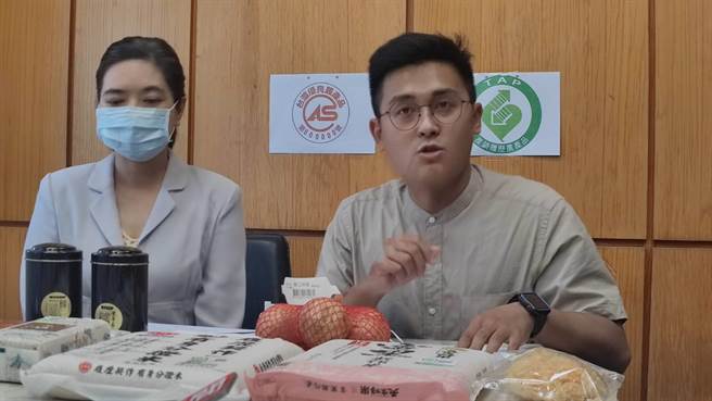 競選辦公室發言人何元楷(右)、律師陳麗玲(左)今天舉辦記者會，澄清國民黨桃園市長參選人張善政農委會研究案。(賴佑維攝)