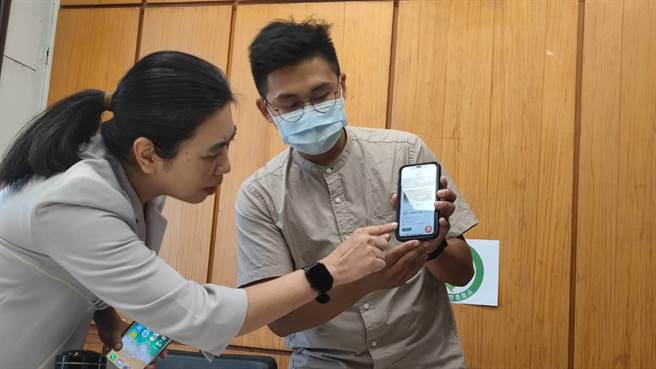 競選辦公室發言人何元楷(右)、律師陳麗玲(左)今天舉辦記者會，解釋農業電子化可以掃描履歷。(賴佑維攝)