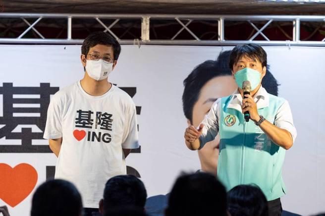 民进党基隆市长参选人蔡适应（左）与同党市议员张之豪（右）。（图 / 翻摄自蔡适应脸书）