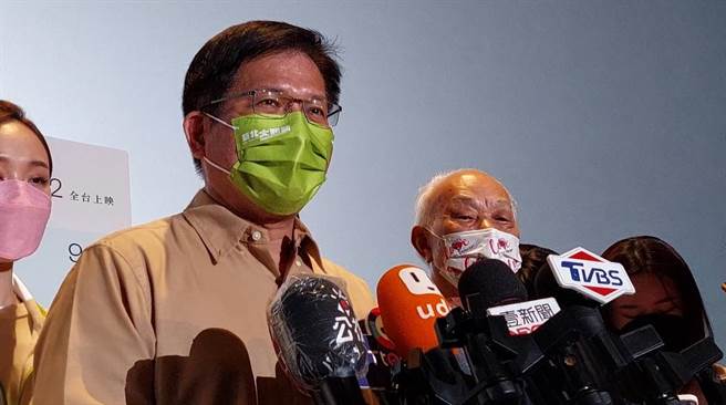 对于拔桩争议，民进党新北市长候选人林佳龙（中）表示，尊重陈燕飞说法。 （陈慰慈摄）