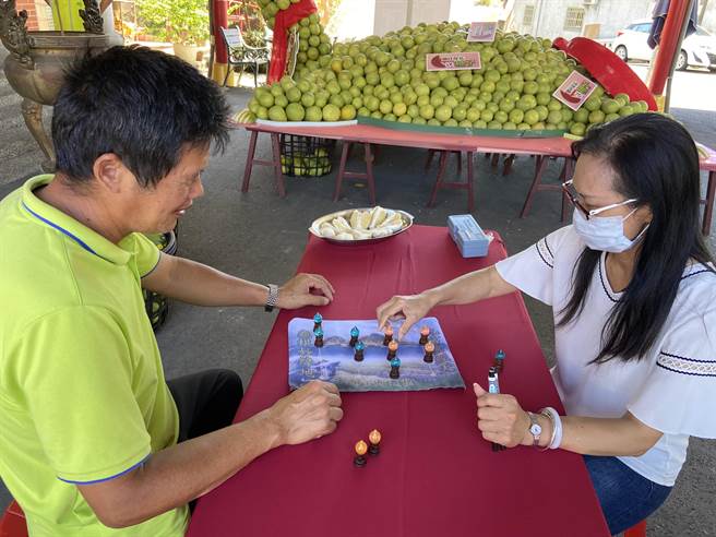挑战宜兰消失50年特有文化的九龟棋竞赛。（吴佩蓉摄）
