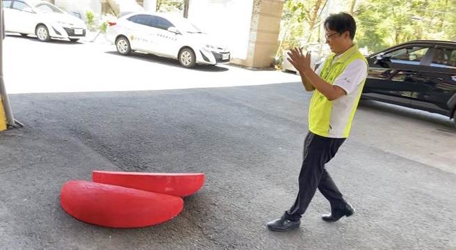 冬山乡长林峻辅现场掷出筊杯，希望活动圆满成功。（吴佩蓉摄）