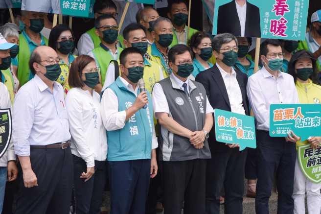 民進黨苗栗縣長參選人徐定禎（中間手持麥克風者）。（圖／取自徐定禎臉書）
