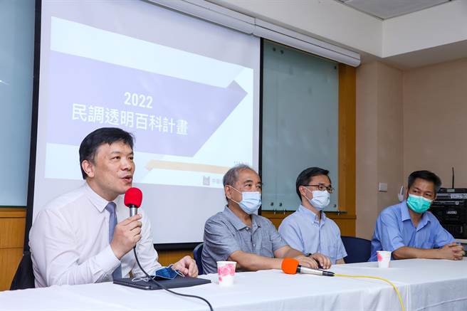 中华传播管理学会今(31)日举行记者会，宣布发起的「民调透明百科计画」正式上线。左起为世新大学口传系教授游梓翔、政治大学传播学院教授郑自隆、世新大学口传系教授温伟群、台湾艺术大学广电系教授赖祥蔚。(罗永铭摄)