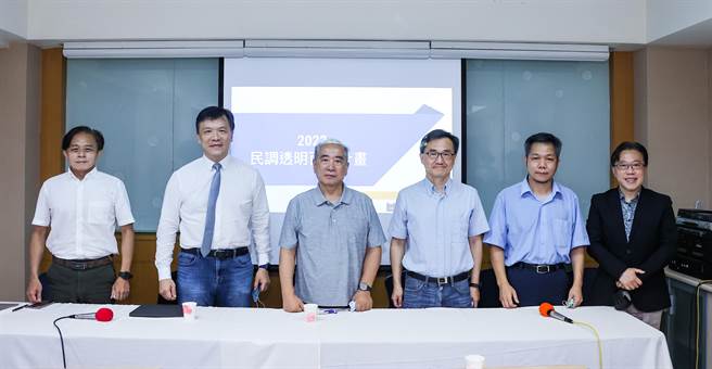 中华传播管理学会今(31)日举行记者会，宣布发起的「民调透明百科计画」正式上线。(罗永铭摄)