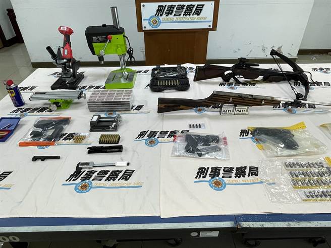 警方在肃枪专案中查扣改造手枪、改造工具等物。（翻摄照片／高雄洪靖宜传真）