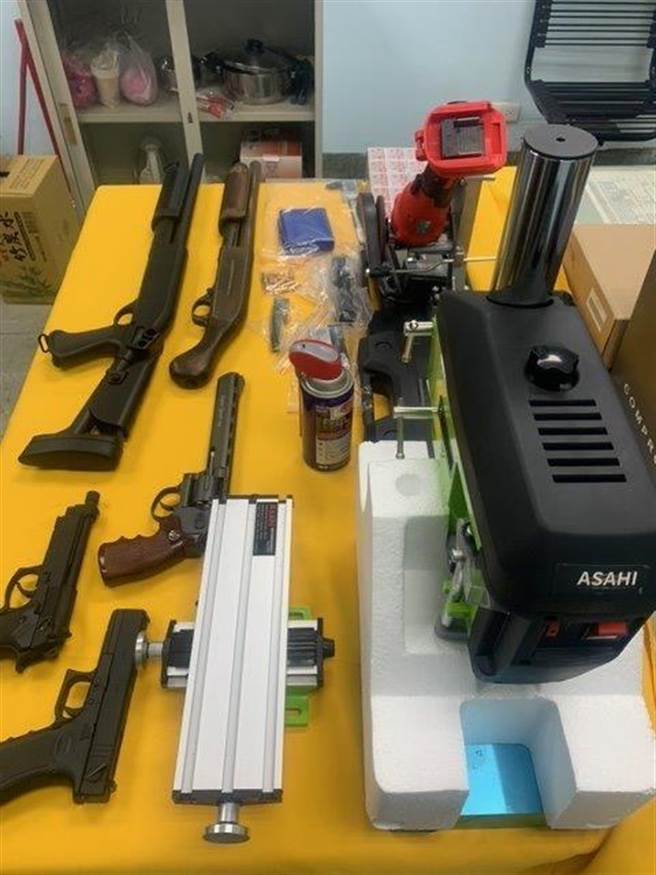 警方在肃枪专案中查扣改造手枪、改造工具等物。（翻摄照片／高雄洪靖宜传真）
