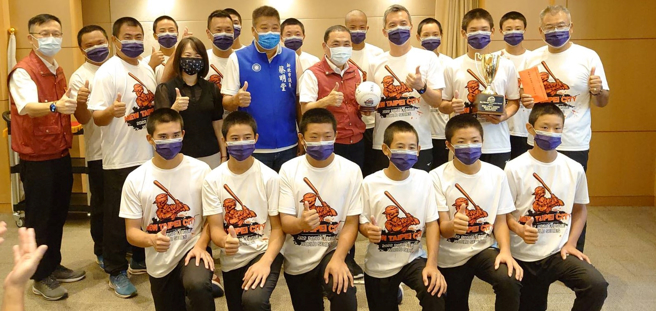 新北市青少棒代表队献奖 （照片/教育局提供）