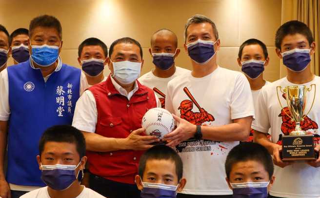 侯友宜市长嘉勉青少棒国手，冠军队回赠签名球（照片/教育局提供）