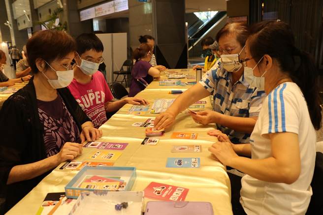新北市政府在一樓設立「高齡道路安全互動專區」，銀髮長輩透過桌遊等加強道安意識。（新北市社會局提供）