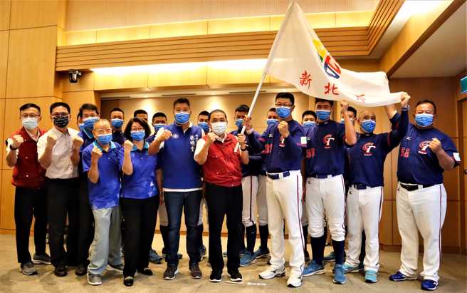侯友宜市长授旗青棒代表队超给力 ，盼捧2连霸金杯回新北（照片/教育局提供）