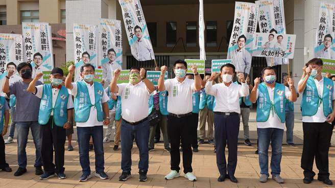 涂建軒今一早8點在嘉義縣長翁章梁、立委陳明文、蔡易餘等人陪同下，前往朴子市公所登記參選。（涂建軒競選團隊提供∕呂妍庭嘉義傳真）