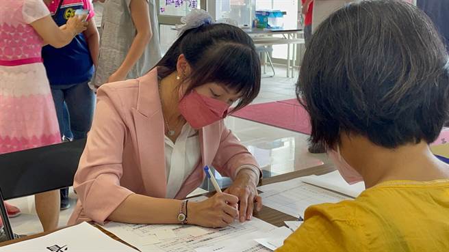 吳品叡昨由親友陪同完成連任參選登記。（吳品叡提供∕呂妍庭嘉義傳真）