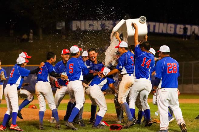 夺得世界青少棒锦标赛冠军瞬间的喜悦