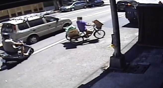 畫面中看到周嫌身穿紫色上衣，騎著三輪車在車流中鬼之迴轉，進入工地不久後便慌張離開。 (高市鳳山分局提供／楊舒婷高雄傳真）