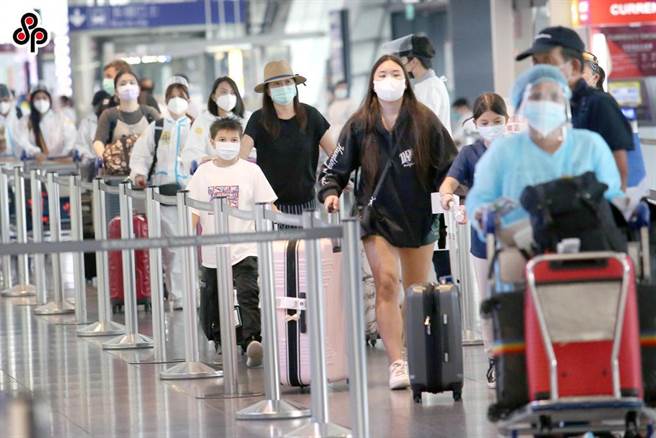 中央流行疫情指挥中心宣布，9月1日起开放入境旅客可自行驾车前往检疫处所。（本报资料照）