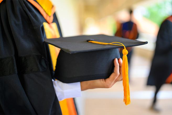 硕士儿呛父母学歷低没成就毫无文化。(图/翻摄自shutterstock)