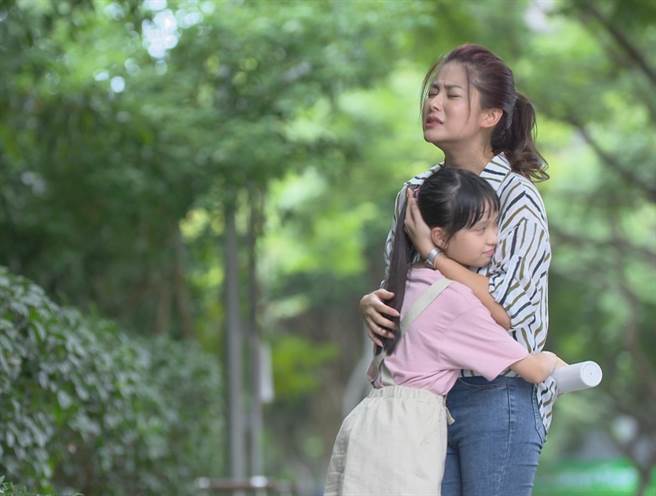 葉家妤與劇中女兒莉莉互動賺人熱淚。（民視提供）