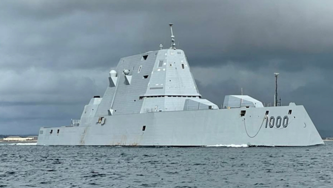 「朱瓦特」号（USS Zumwalt，DDG 1000）隐形驱逐舰2021年12月9日返回美国圣地牙哥海军基地（Naval Base San Diego）的资料照。（美国海军）