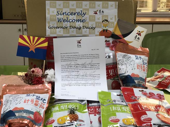 派专人致赠来自台南的芒果、凤梨与番茄果乾欢迎美国亚利桑那州State of Arizona杜希州长访台。(台南市政府提供／曹婷婷台南传真)