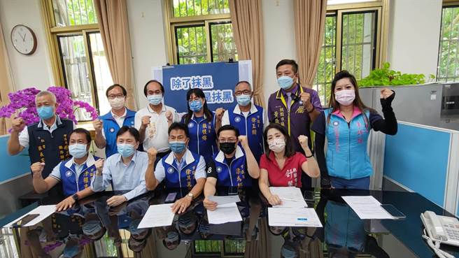 桃園市議會國民黨團10位議員今開記者會聲援同黨市長參選人張善政，痛斥綠營、名嘴及1450網軍鋪天蓋地抹黑栽贓。(蔡依珍攝)