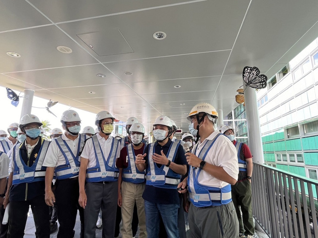 市长侯友宜视察连通道转乘环状线车站。(图／新北市政府捷运局提供)