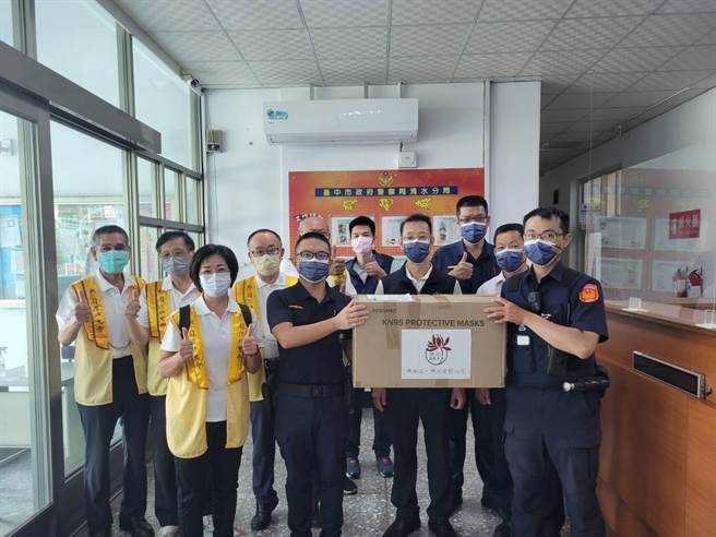 中华国际佛光会号召会员捐输防疫物资，30日前往清水警分局赠送N95防疫口罩。（警方提供／陈淑娥台中传真）