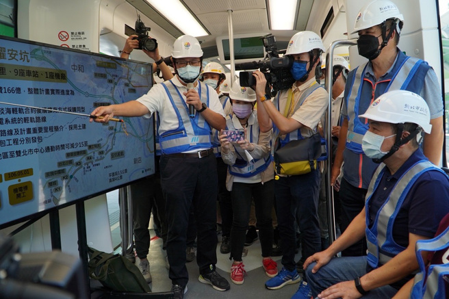 捷运局长李政安简报说明安坑轻轨计画。(图／新北市政府捷运局提供)