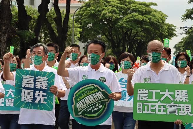 爭取連任的嘉義縣長翁章梁今上午在立委陳明文、蔡易餘等人陪同下完成參選登記。（呂妍庭攝）