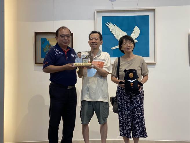 来自彰化的国宝级纸艺师王桢文，31日将自己毕生精华作品捐增给参山国家风景区管理处，未来将有机会在全国各地的游客中心展出。(参山处提供／吴建辉南投传真)