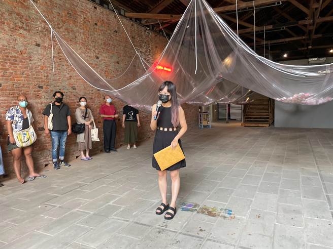 艺术家徐思颖今天在萧壠文化园区举办个展「空气中经常瀰漫着一股甜蜜蜜的浓厚气味」。（李俊淇摄）