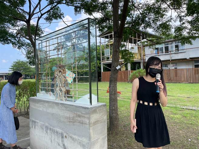 艺术家徐思颖在自己的作品「新居落成」前解说创作理念。（李俊淇摄）