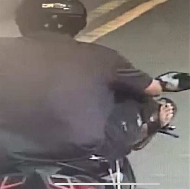 鹿港頂草路出現翹二郎腿騎士，把雙腳當雙手掌控機車方向手把，雙手閒來玩手機。（彰化縣媒體記者爆料網／吳敏菁彰化傳真）