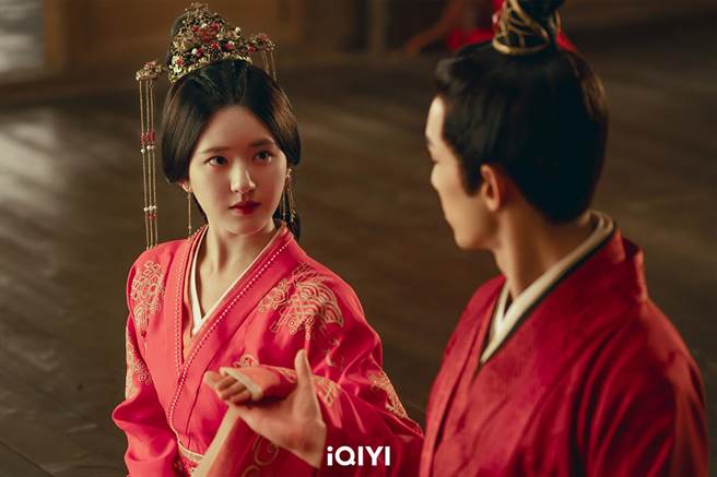 《月升沧海》赵露思深情看向吴磊。（爱奇艺国际站提供）