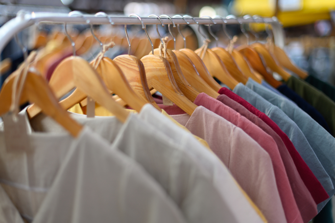 女网友好奇买新衣服是否该「先洗再穿」，没想到她的习惯让许多人看傻眼。（示意图／shutterstock）