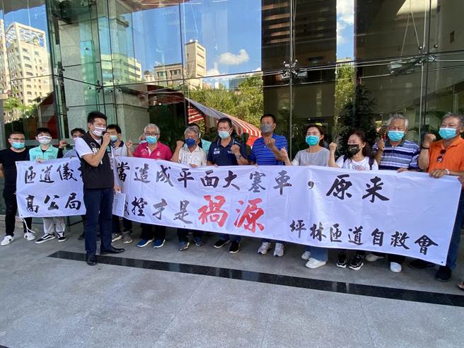 坪林居民今赴交通部抗议，扬言不适度放宽连假交通管制，将在中秋节出动80辆车，瘫痪交流道。（陈佑诚摄）